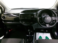 ヴィッツ ハイブリッド ジュエラ