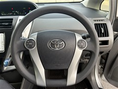 プリウスアルファ S