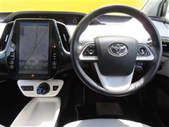 プリウスPHV A レザー