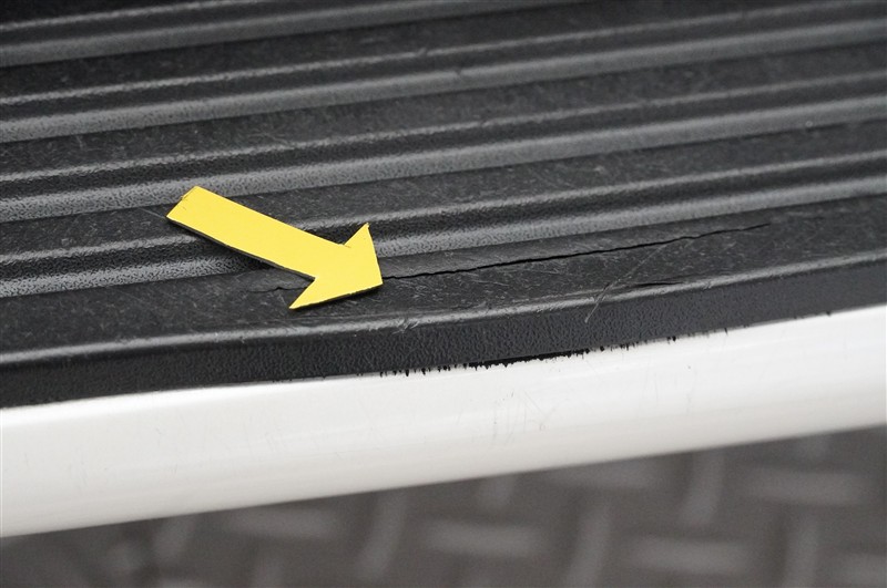 サイドステップカバー一部割れ