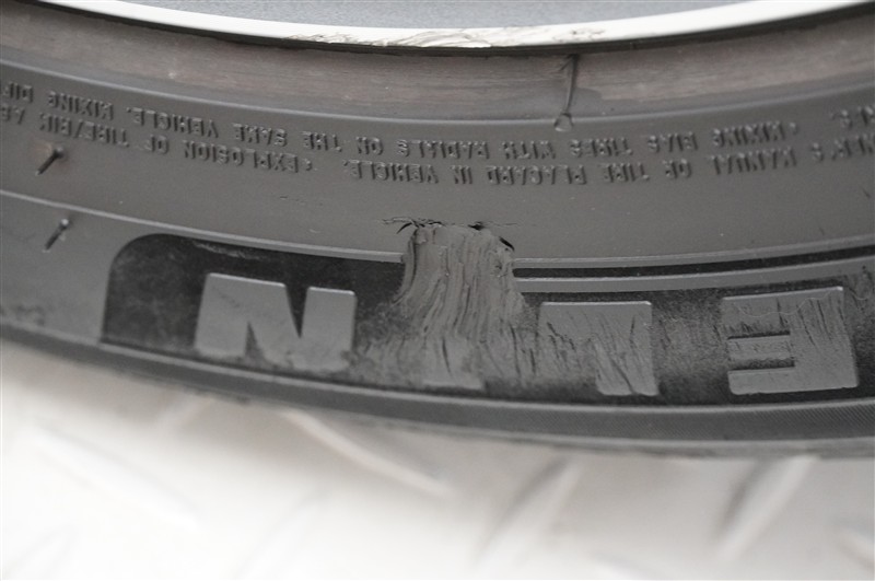 タイヤサイド部えぐれ傷