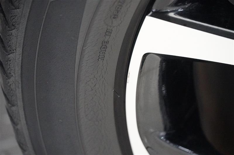 タイヤひび割れ有り