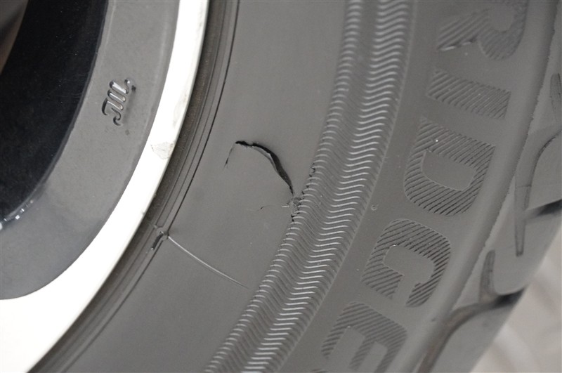 タイヤサイド部えぐれ傷