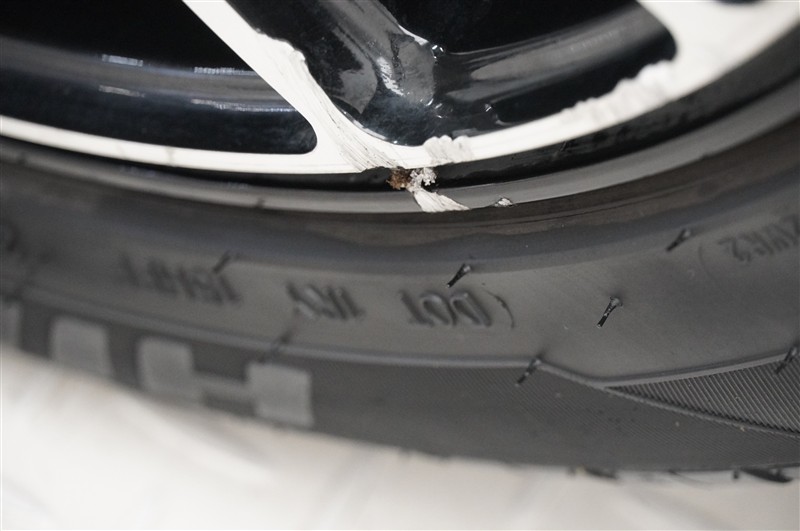タイヤサイド部えぐれ傷