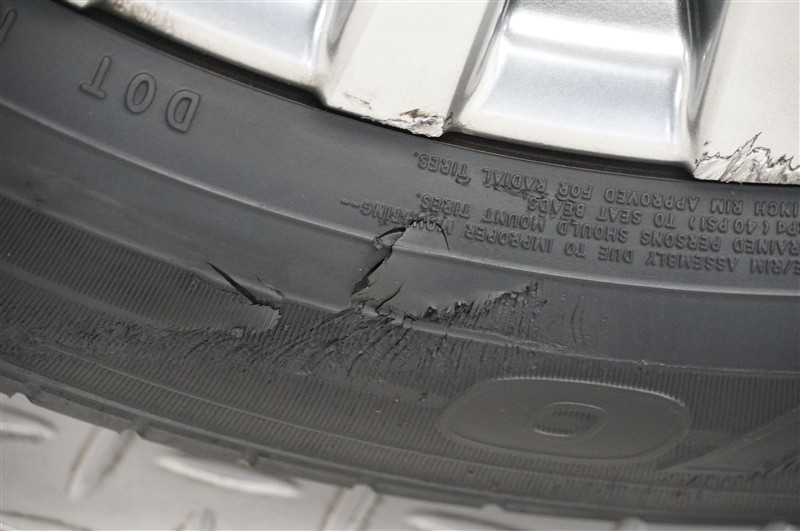 タイヤサイド部えぐれ傷