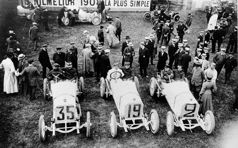 メルセデスが1908年のフランスグランプリに投入した3台のレーシングカー。クリスチャン・ラウテンシュラッガーが操る35号車が優勝した。