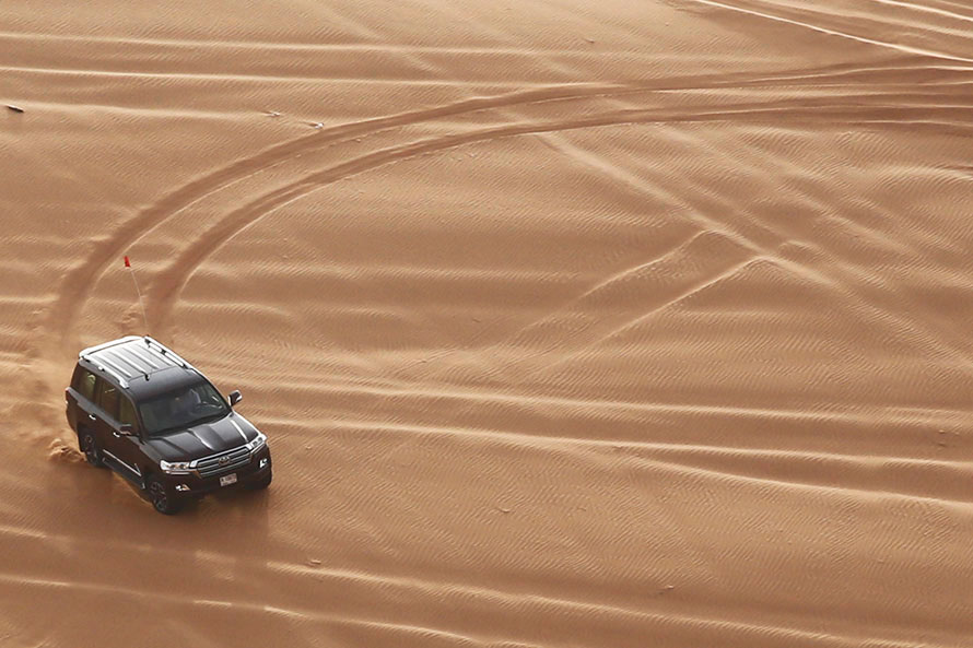 ランクルで砂漠クルーズ 作家 鈴木光司氏の砂漠の初ドライブに密着 トヨタ自動車のクルマ情報サイト Gazoo