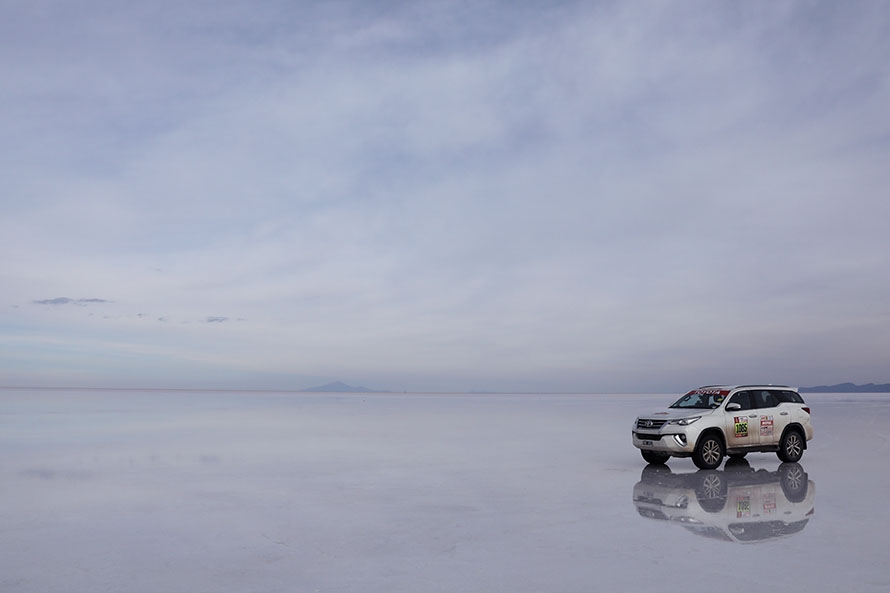 ボリビア・ウユニ塩湖にて。湖上が一枚の鏡となり、ほかに何もない空間でも存在感のあるSW4