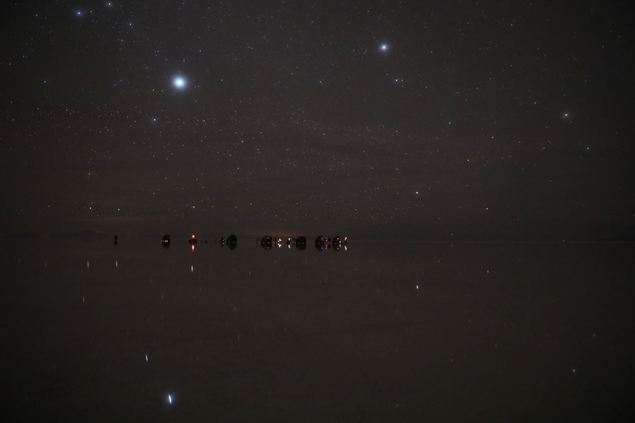 真っ暗なウユニ塩湖を走り、このような実景撮影もしました。SW4だから安心してうっすらと水の張る塩湖を走れました