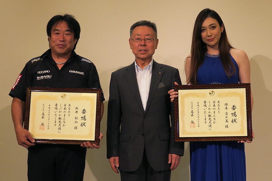 髙木勉・渋川市長から観光大使の委嘱状をいただいた新井選手と奈々美さん