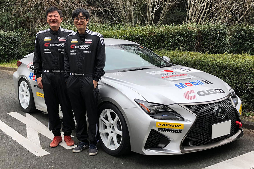 レクサスとしては日本初、RC Fではおそらく世界初となるラリー参戦。右がドライバーの石井選手