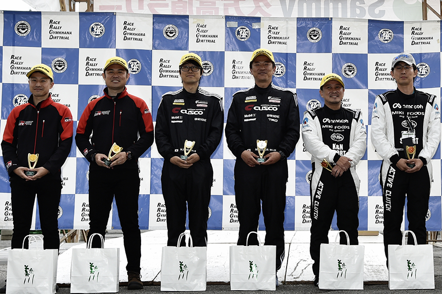 （左から）クラス優勝のTOYOTA GAZOO Racingの眞貝/安藤組（トヨタVitz GRMN）、2位の石井/寺田組（レクサスRC F）、3位の山村/マクリン組（シトロエンDS3）