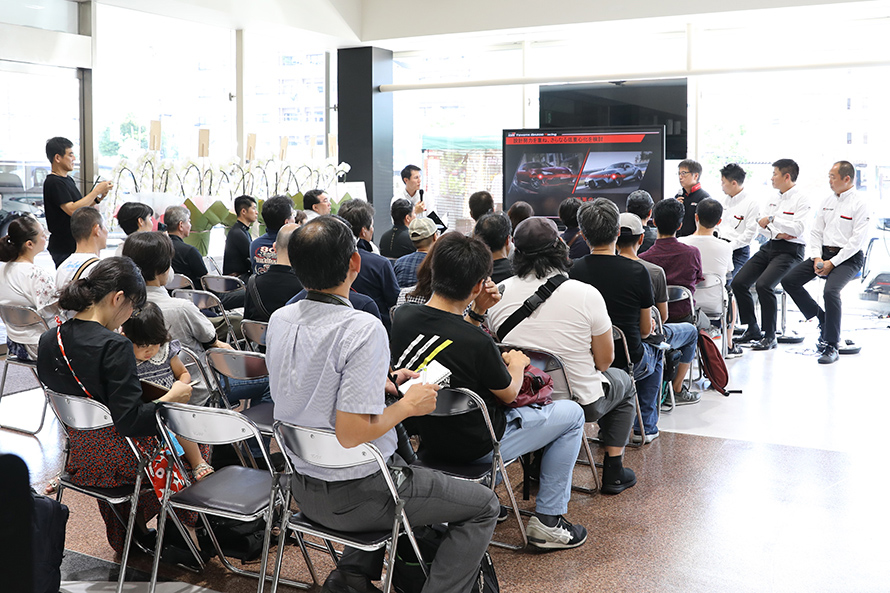明るい雰囲気のなかトークショーを開催