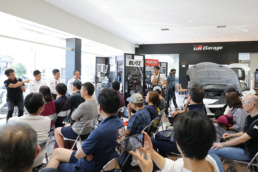 店内に展示している『GR スープラ』を使いながら解説