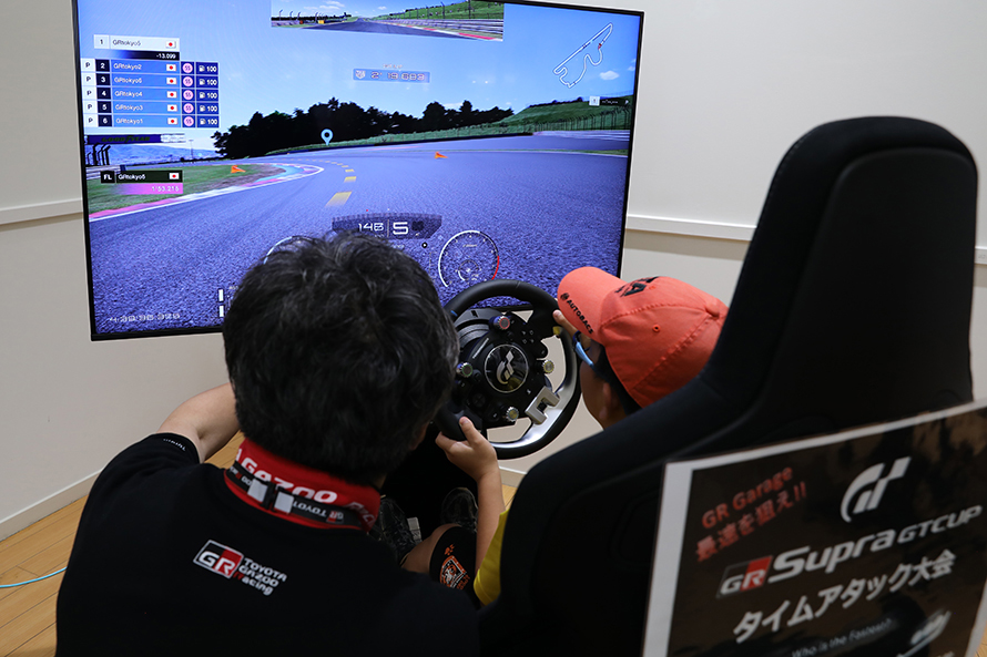 レーシングシミュレーターで子供でも『GR スープラ』をドライブし、富士スピードウェイを走れる