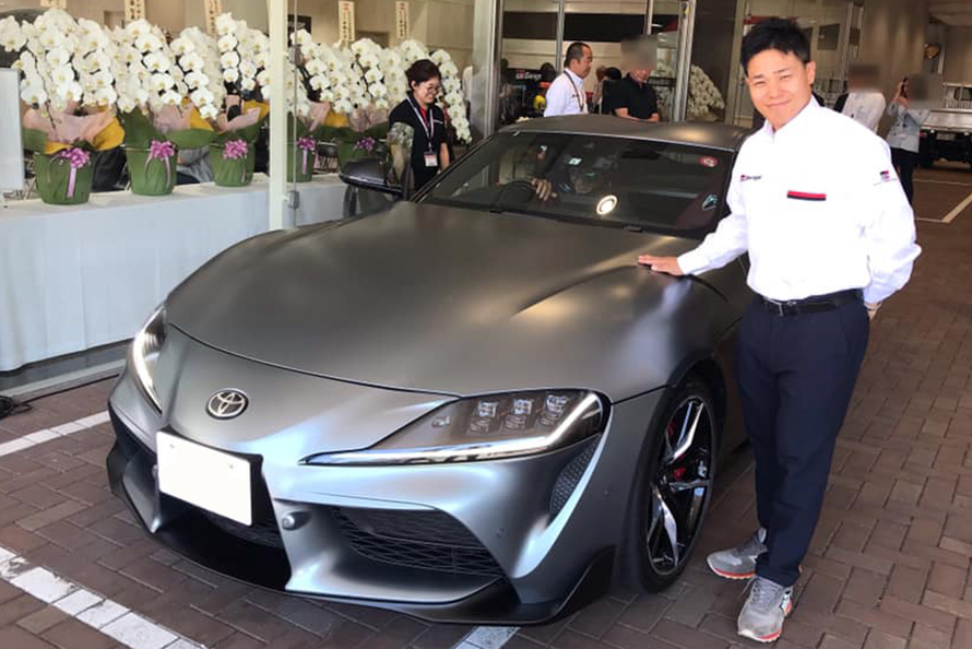 『GR スープラ』を気に入った清水さん。チーフデザイナーの話を聞き、さらに親近感が湧いた