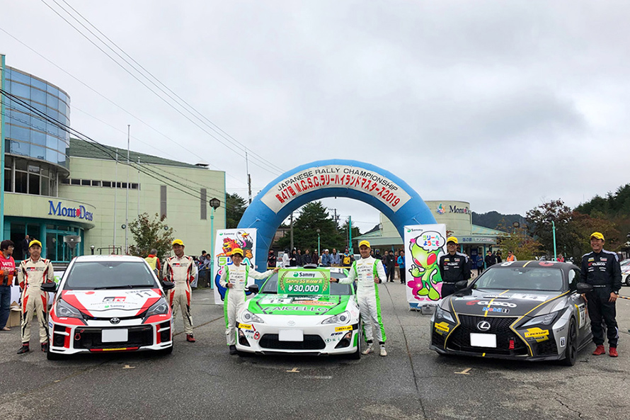 左から2位の眞貝/安藤組、優勝のヘイキ/北川組そして3位の石井/寺田組