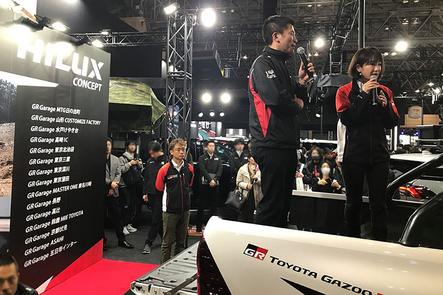 TGRアンバサダーの脇阪寿一さんと、自動車ジャーナリストでモータースポーツMCの今井優杏さんがTOM'S、TRD、モデリスタそしてGR Garageコーナーを回り、展示車を紹介。HILUX GRG Conceptはデッキ上からトークショー