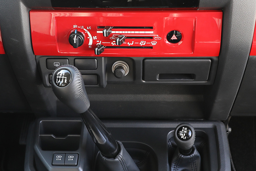 赤い部分にあるレバーやダイヤルはエアコンのコントロール。6速MTレバーと右下は2WD、4WDそしてHとLレンジを切り替えるレバー。左下人USBソケット