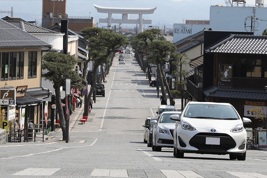 アクアは動力もコンパクトだがモーターのトルクで登り坂も気にならない。