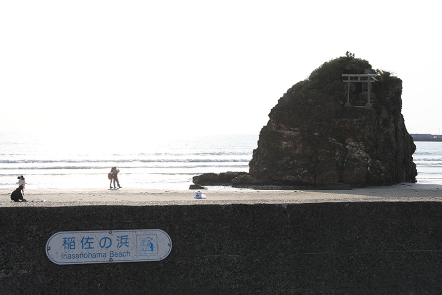 夕陽が沈むのを観られる稲佐の浜。