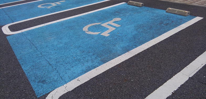 駐車違反にならないって本当？車椅子マークの意味 | トヨタ自動車のクルマ情報サイト‐GAZOO