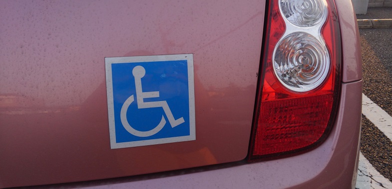 駐車違反にならないって本当 車椅子マークの意味 トヨタ自動車のクルマ情報サイト Gazoo