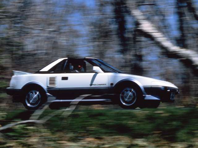 スーパーカーと同じミドシップレイアウトを採用した「MR２」。1984年に初代が誕生する