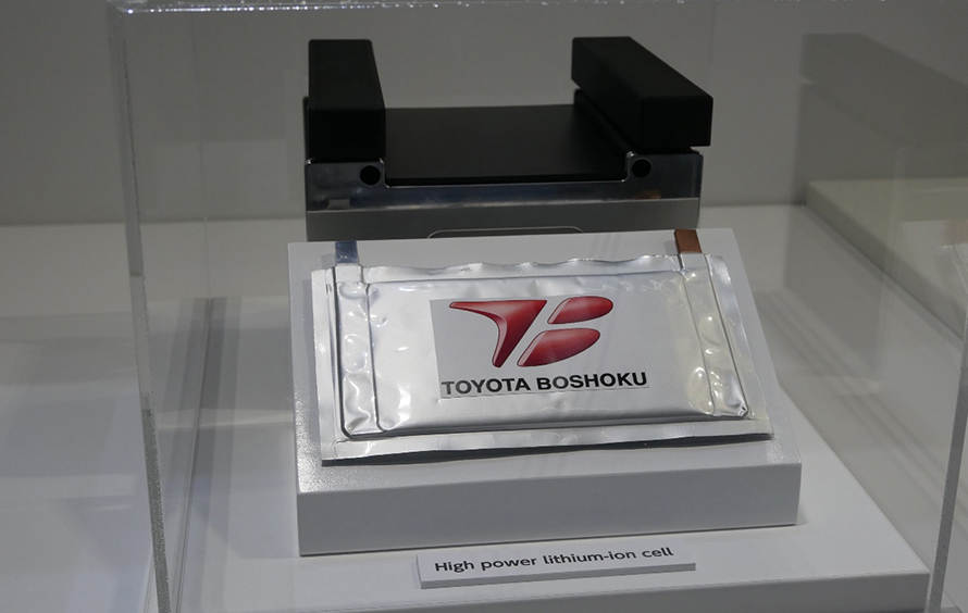 開発したばかりの新型リチウムイオン電池を持ち込んだトヨタ紡織。
