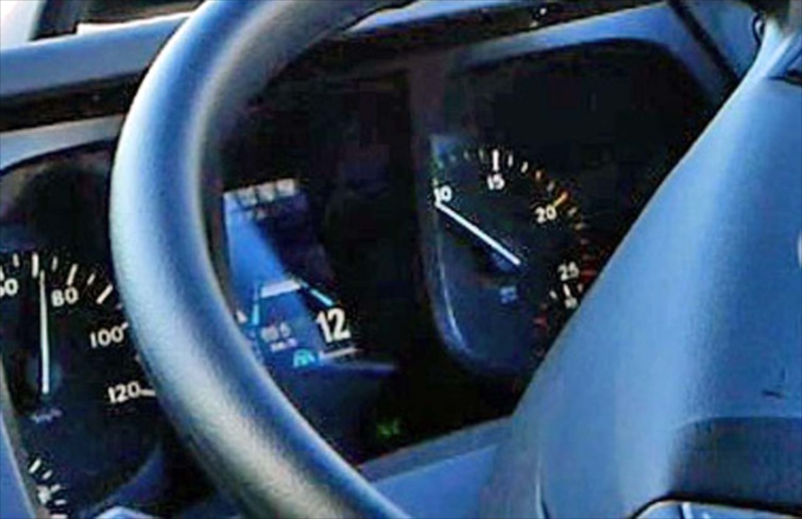 「プロキシミティ・コントロール・アシスト」がセットされるとメーター内には車線認識と速度が設定された状態が表示される
