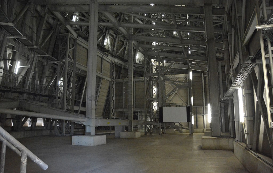 塔の内部は、吸排気の設備と管理・検査用の階段と廊下があり、大きさに圧倒されました