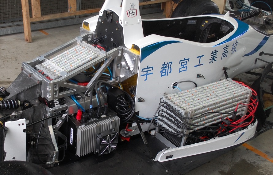 モーターを搭載するためのアルミフレームは、自分たちで設計した自作品。単三電池を1000本使用し、速度こそゆっくりとしたものだがスーパースピードウェイを走りきった