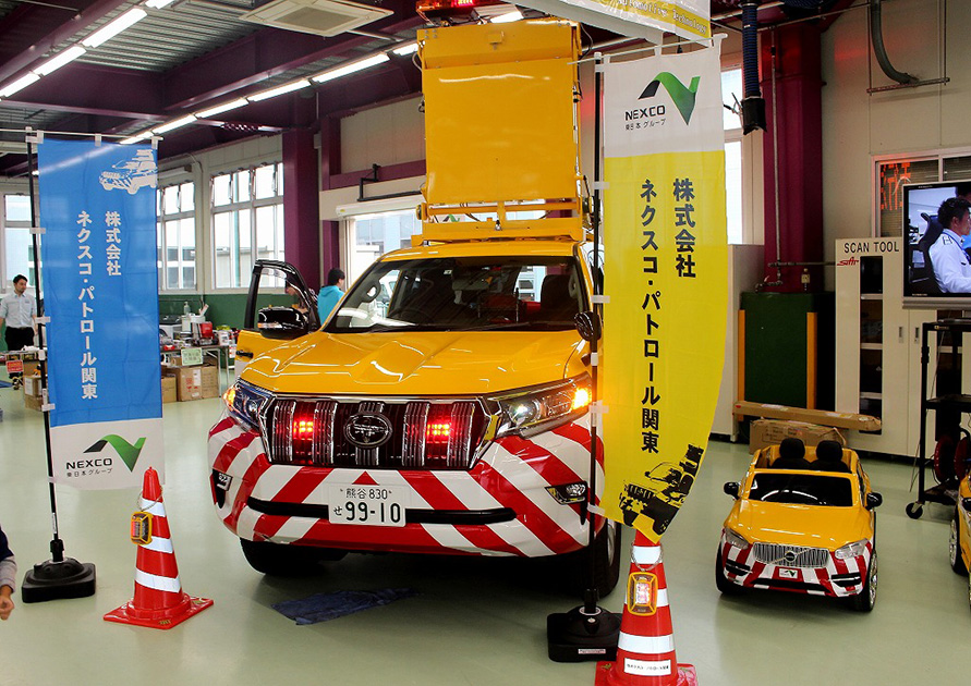 年間走行2 300万km 高速道路を走る 黄色いパトロールカー の役目とは トヨタ自動車のクルマ情報サイト Gazoo