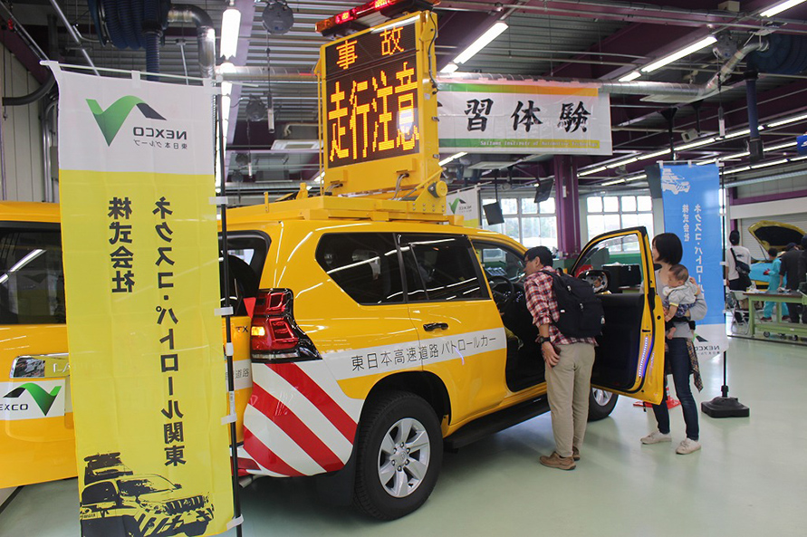 年間走行2 300万km 高速道路を走る 黄色いパトロールカー の役目とは トヨタ自動車のクルマ情報サイト Gazoo