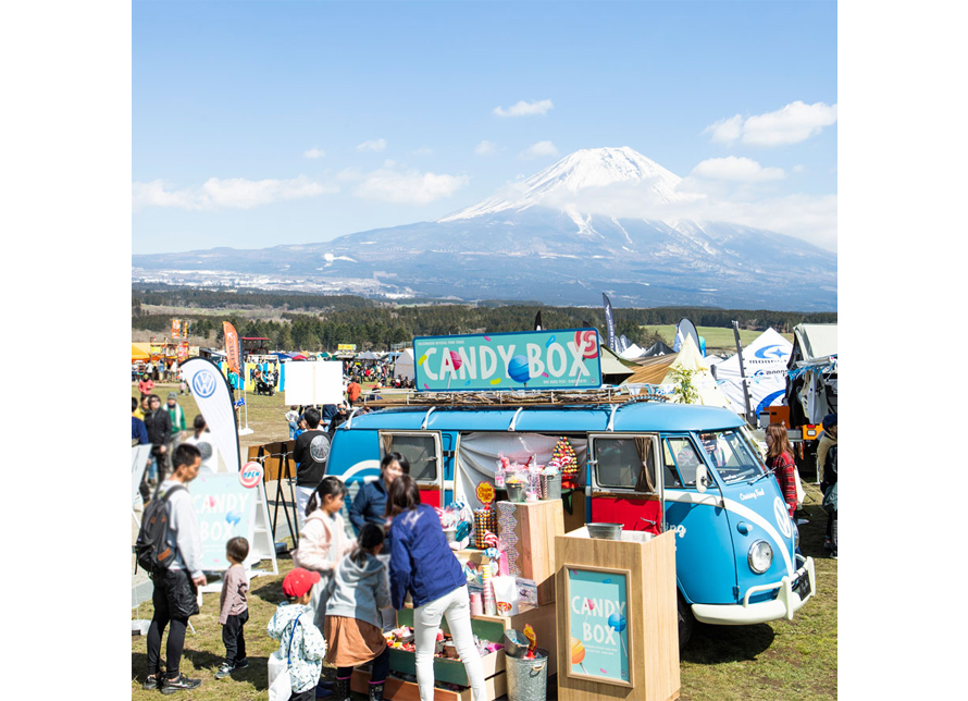 富士山をバックにキャンディボックス仕様の「ブルー号」が登場