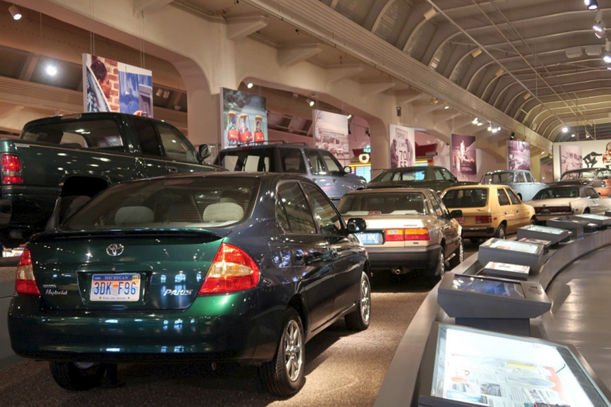 上段には手前からピックアップトラック人気を盛り上げたダッジ・ラム（1998年式）、ＳＵＶ人気の火付け役となったフォード・エクスプローラーの初代モデル（1991年式）、クライスラー・ニューポートセダン（1973年式）、トヨタ・コロナ（1966年式）、下段には初代トヨタ・プリウス（2002年式）、1989年に日本車としてはじめて北米における年間最多販売乗用車の座を得たホンダ・アコード、ダッジ・オムニセダン（1978年式）、マーキュリー・クーガークーペ（1968年式）などが並ぶ。