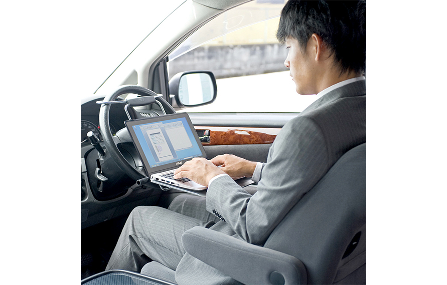 スキマ時間を有効活用 車内で仕事をするための便利グッズ トヨタ自動車のクルマ情報サイト Gazoo