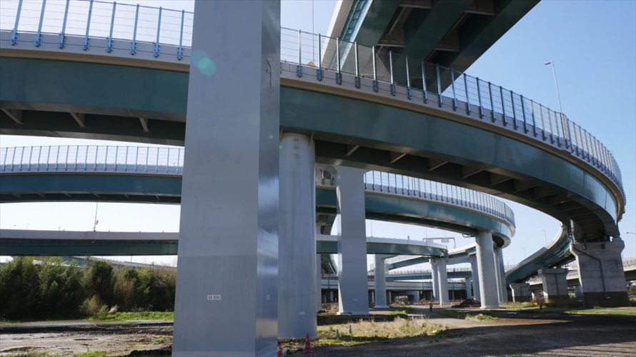 一般道から見た横浜青葉JCT。複雑に道路が走る巨大建築だ
