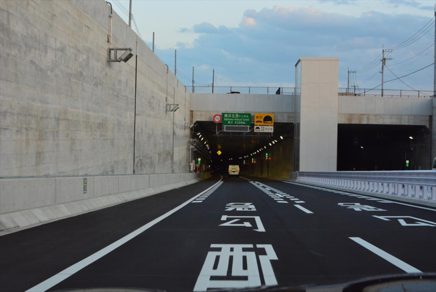 横浜北西線に入ると、すぐに豊浜北西トンネルに。路面に「急勾配」とあるように下りの坂道が続く