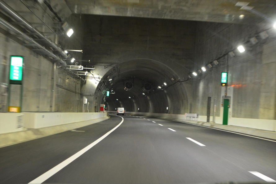 横浜北西トンネルはできたばかりということもあり、路面はスムーズで壁もきれいなものであった