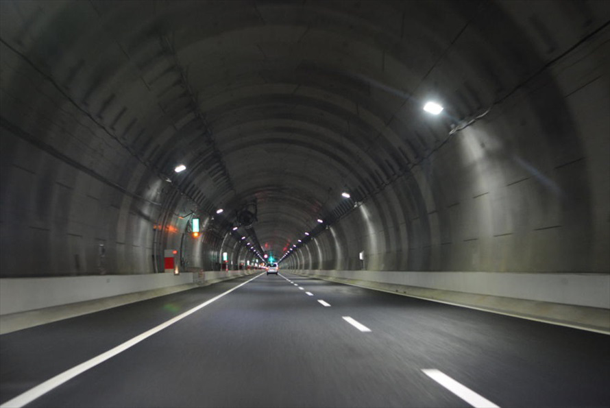 横浜北西トンネルの中の直線部分。まっすぐなところが2kmほども続いていた
