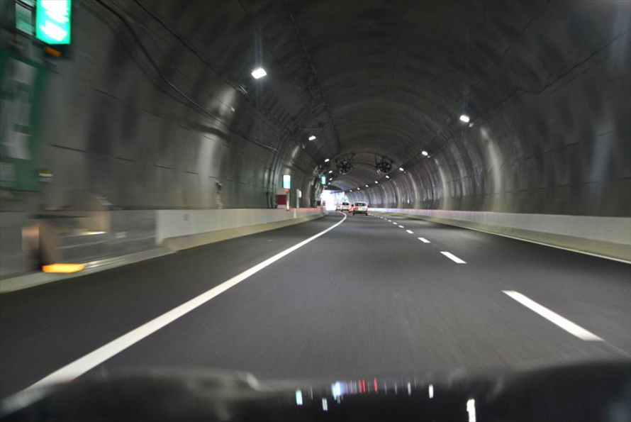 横浜北線のトンネルは緩いカーブと、わずかなアップダウンが続くような道となっていた