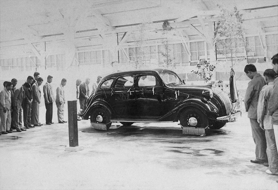 1935年（昭和10年）、試作工場での「トヨダ A1型試作乗用車」完成式の様子（写真：トヨタ自動車）