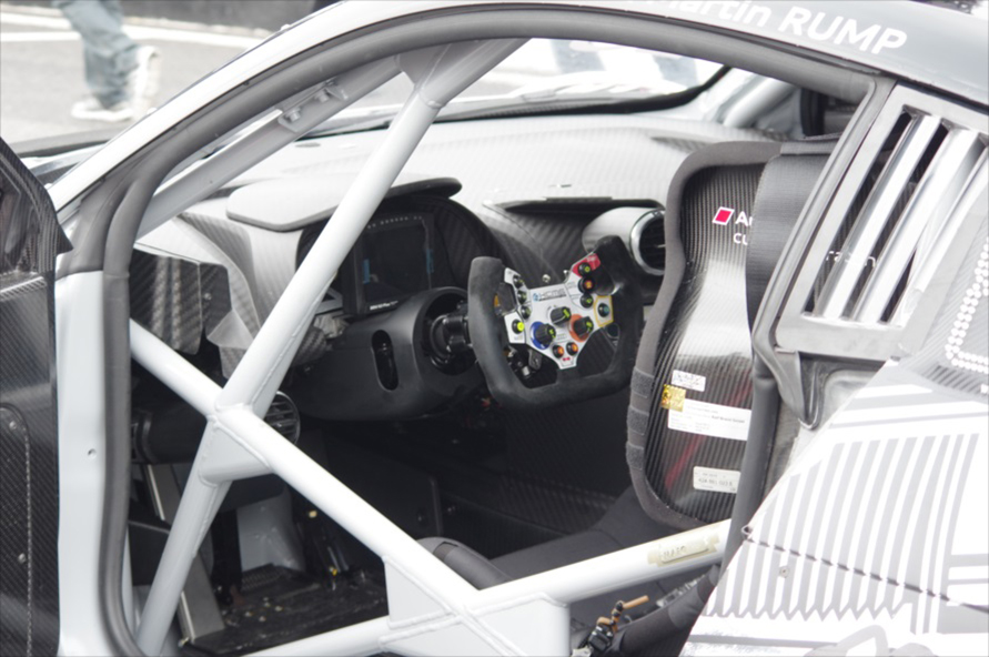 ロールゲージが張り巡らされたレーシングカーの車内（写真：PIXTA）