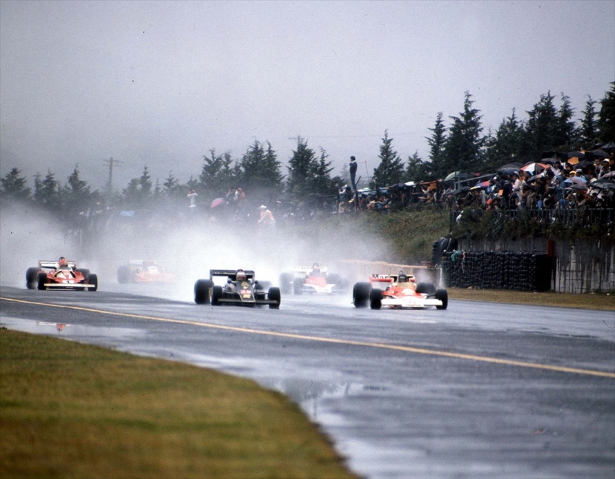 1976年に開催されたF１は雨中のスタートとなった