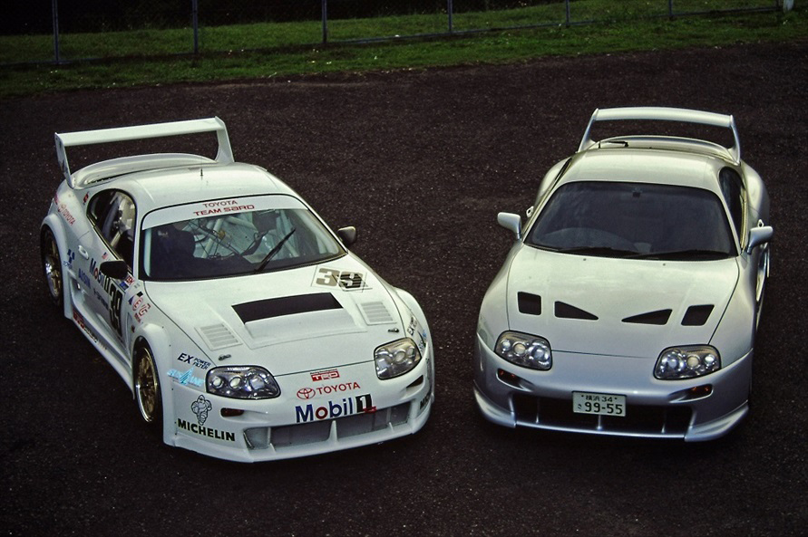 1994年に発売されたコンプリートカー「TRD3000GT」（写真右）。本物のレーシングカー（写真左）を彷彿とさせるルックスだ（写真：トヨタカスタマイジング＆ディベロップメント）