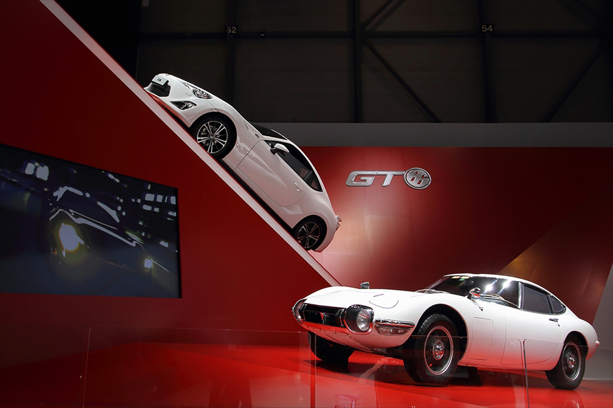 2012年のジュネーブモーターショーでは白い「GT86」が「2000GT」と並べられた