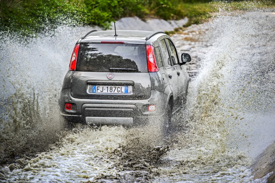 普通のタイヤに比べると、M+Sタイヤは悪路走行にも強い。（写真：FCA）