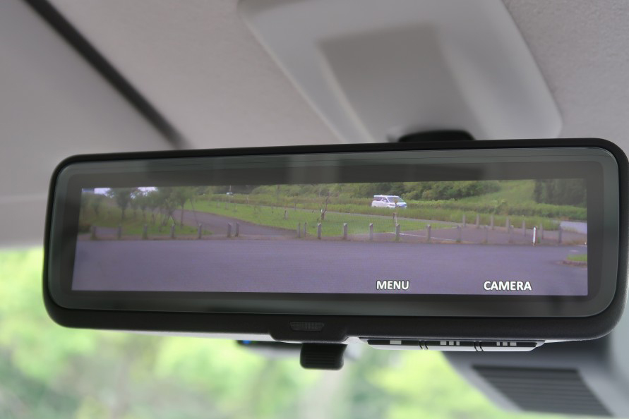 同じ車種で同じ位置に調整したデジタルインナーミラー。視界が広くて安全性も高まる。（写真：工藤貴宏）
