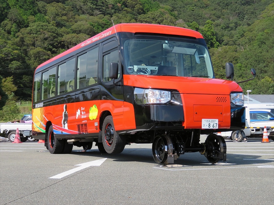 世界初 線路も走れるバス Dmv が徳島県 高知県で年度内の運行開始を目指して準備中 トヨタ自動車のクルマ情報サイト Gazoo